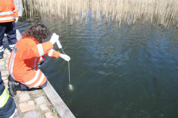 IMG 2366 Probennahme am Gewaesser2
